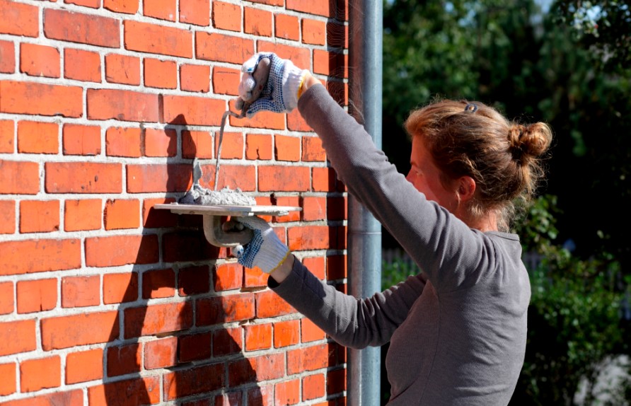Чем полезен профессиональный ремонт трещины в стене дома